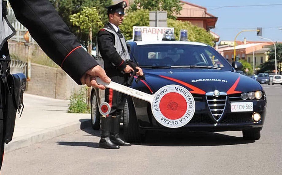 Ignora l’alt dei Carabinieri e finge di essere un’altra persona
