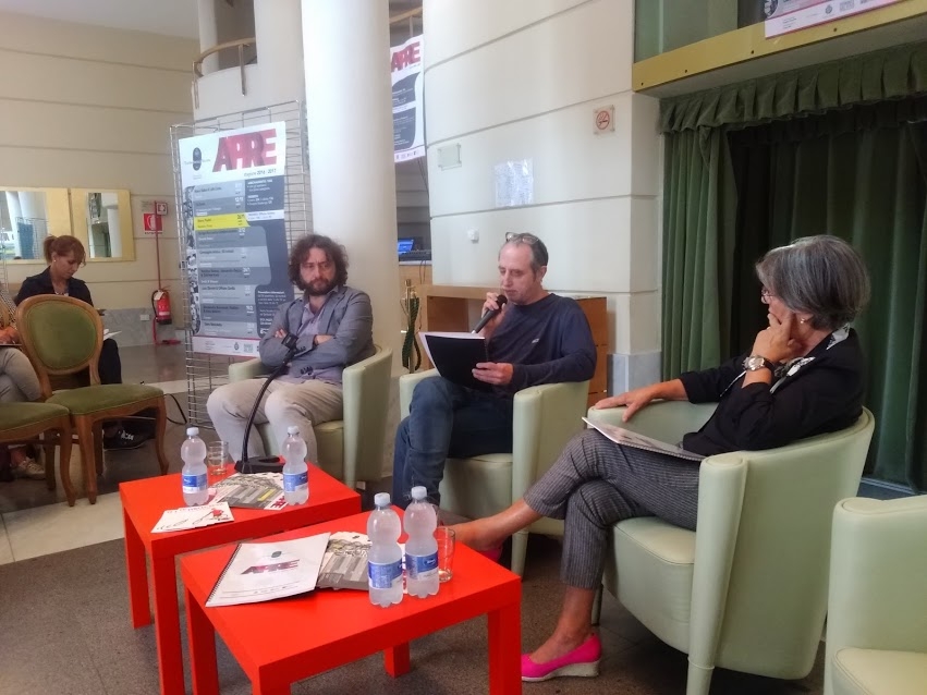 Valenza Teatro APRE e il sottotitolo è: “…e tu cosa fai ancora a casa?”