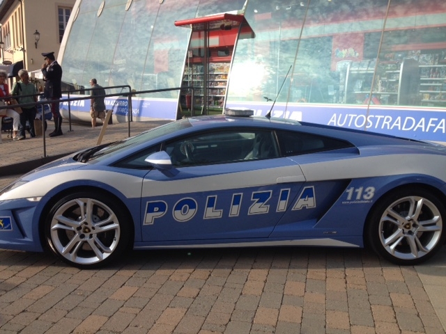 Icaro, il progetto sulla sicurezza stradale della Polizia all’Outlet di Serravalle [VIDEO]