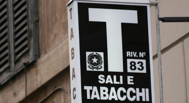 Rapina in tabaccheria a Novi Ligure: due uomini immobilizzano la titolare e svuotano la cassa