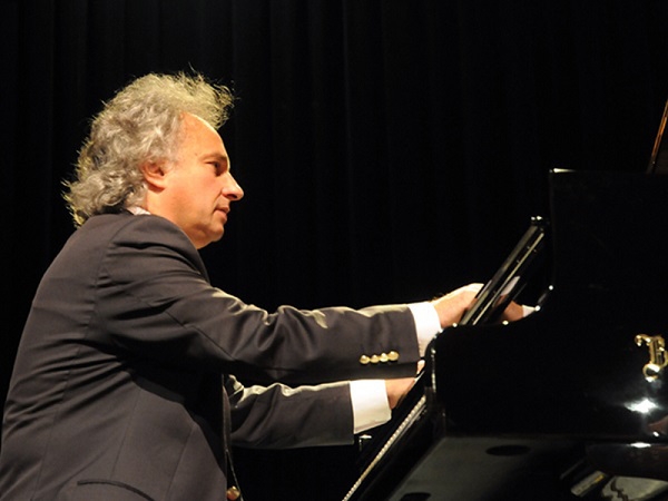 “Pianoechos”: a Lu nella chiesa di San Giacomo il concerto di Yves Henry