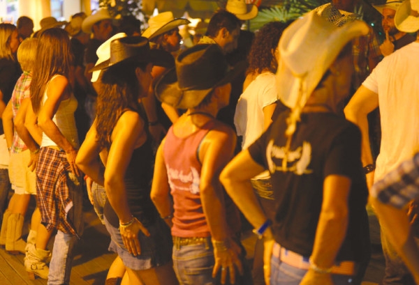 Valmadonna si trasforma in saloon, torna “Valmadonna Western”