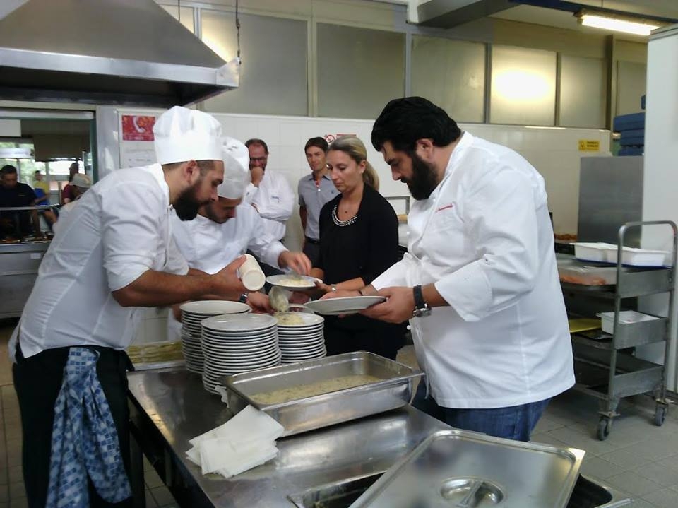 Il Masterchef Cannavacciuolo ai fornelli della mensa Michelin [VIDEO]