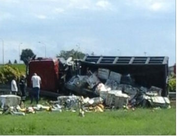 Camion si ribalta sul cavalcavia di Spinetta