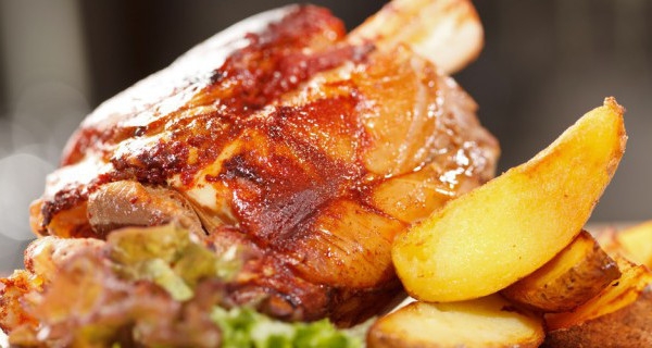 In provincia si apre una domenica di feste patronali, bancarelle e street food