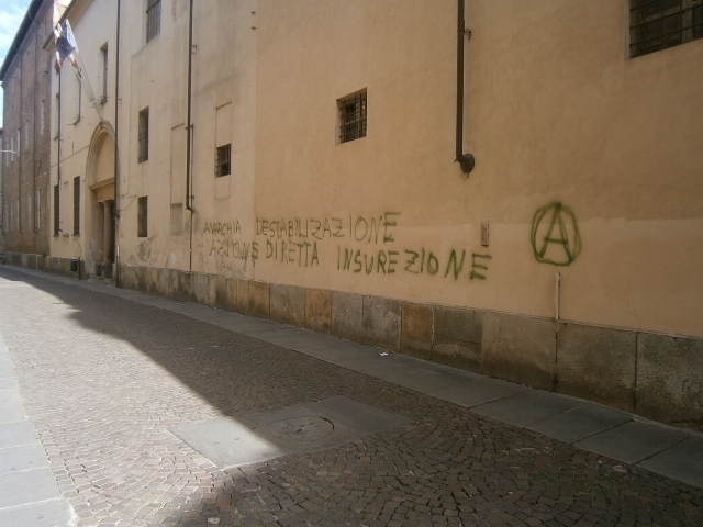 Scritte sul muro della scuola Trevigi: denunciato il responsabile