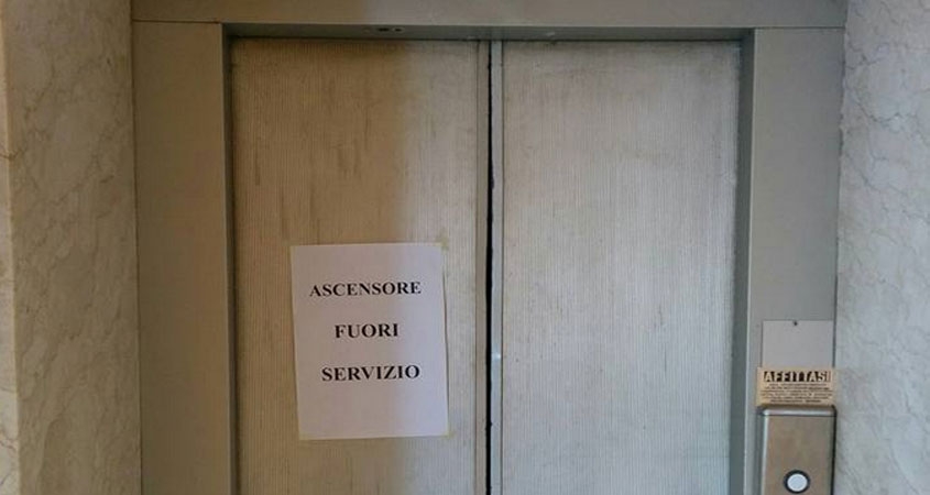 Inquilini di una palazzina Atc “segregati in casa” per colpa di un ascensore rotto