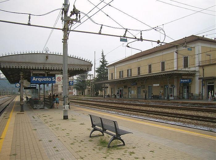Sfila lo smartphone a un ragazzo addormentato sul treno: fermato dalla Polfer