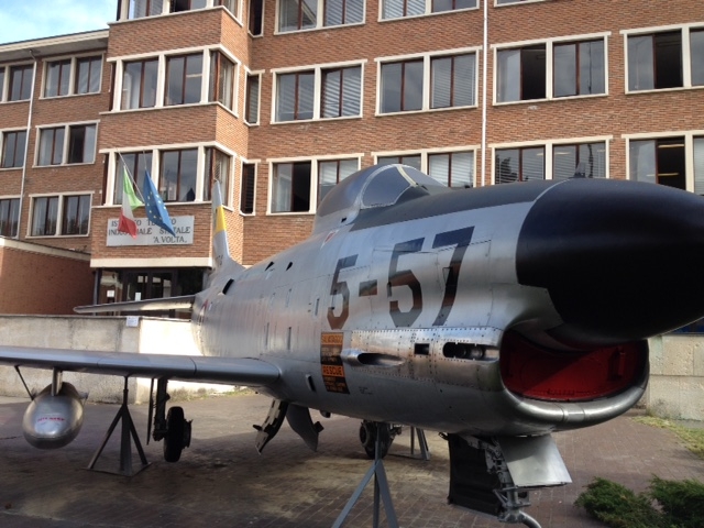 L’aereo da 40 anni simbolo del Volta di Alessandria torna a brillare grazie agli studenti di oggi e di ieri e alla PPG [VIDEO]