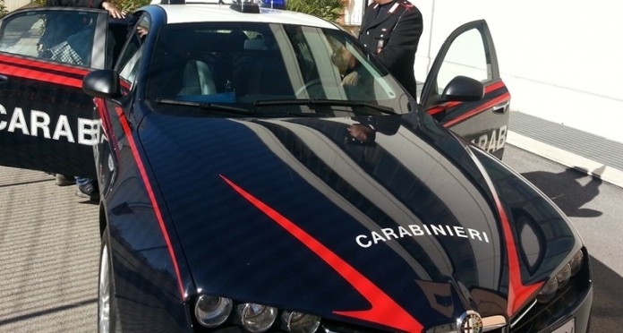 Prendevano a calci lo specchietto di due auto: denunciati tre minorenni