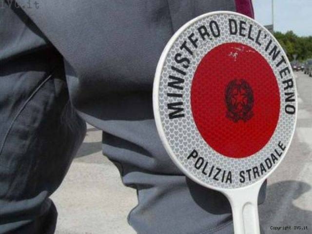 Ruba su un camion e si finge un altro davanti agli agenti della Polstrada di Ovada