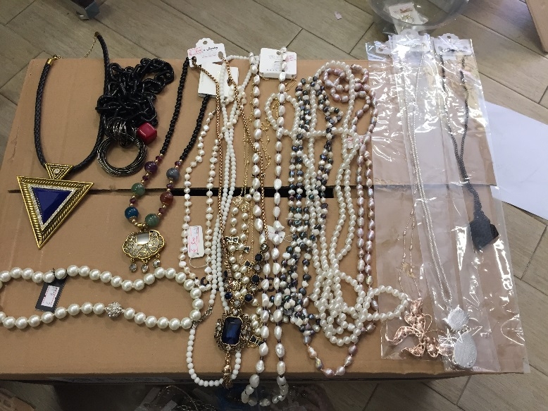 Sequestrati oltre 2 mila prodotti non a norma in un emporio a Tortona