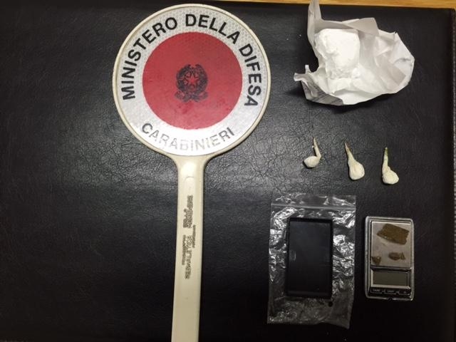 Nel vano portaoggetti due grammi di cocaina: denunciato dai Carabinieri