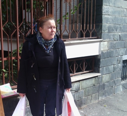 Una raccolta fondi, uno spettacolo e un progetto per i migranti: la signora Maurizia torna a lottare per la sua casa