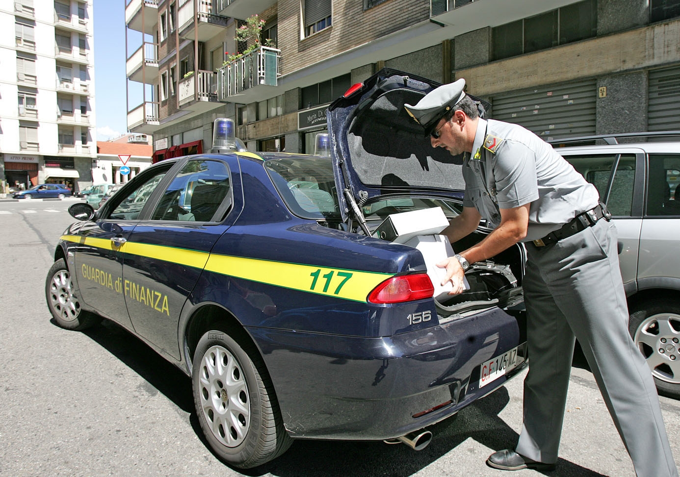 Autosalone sconosciuto al Fisco dal 2011