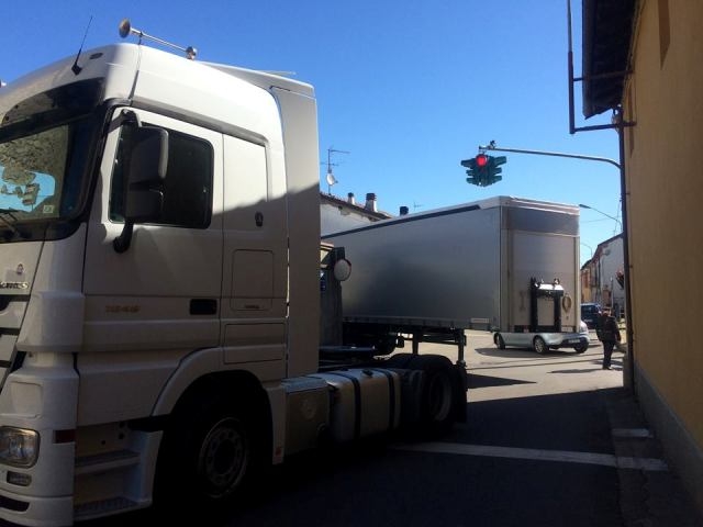 “Basta camion nelle frazioni di Bosco Marengo”: la protesta di 600 cittadini