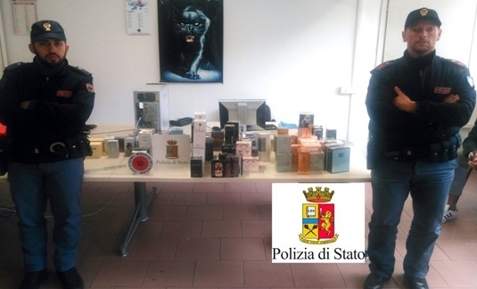 Nel bagagliaio un centinaio di profumi contraffatti: tre denunciati