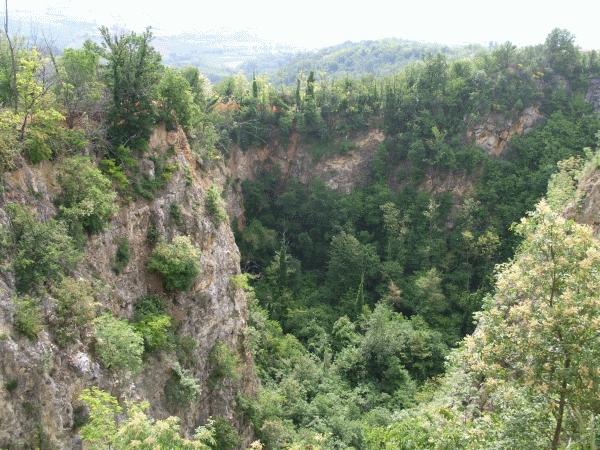 “Camminare il Monferrato” mette in mostra i boschi, le radure e le cave di Alfiano Natta