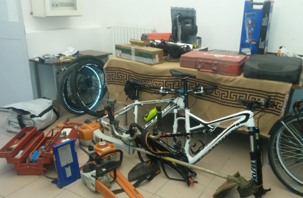 Obbligo di presentarsi alla polizia giudiziaria per i due uomini arrestati dopo i furti nei garage di via Fiume