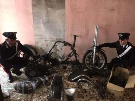 Teneva in garage una moto rubata e già smontata per rivenderne i pezzi. Denunciato