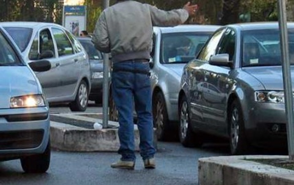 Parcheggiatore abusivo prova a scappare ma viene arrestato dai Carabinieri