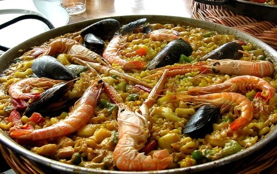 A Valenza arriva la cena sociale “Gran paella alla valen…zana”