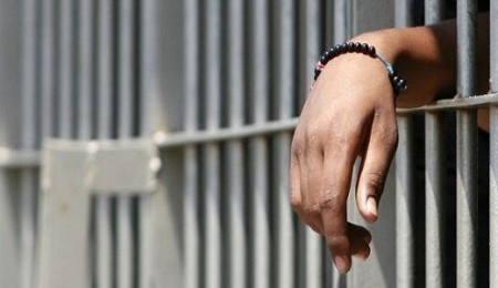 Evade dai domiciliari e viene scoperto dai poliziotti