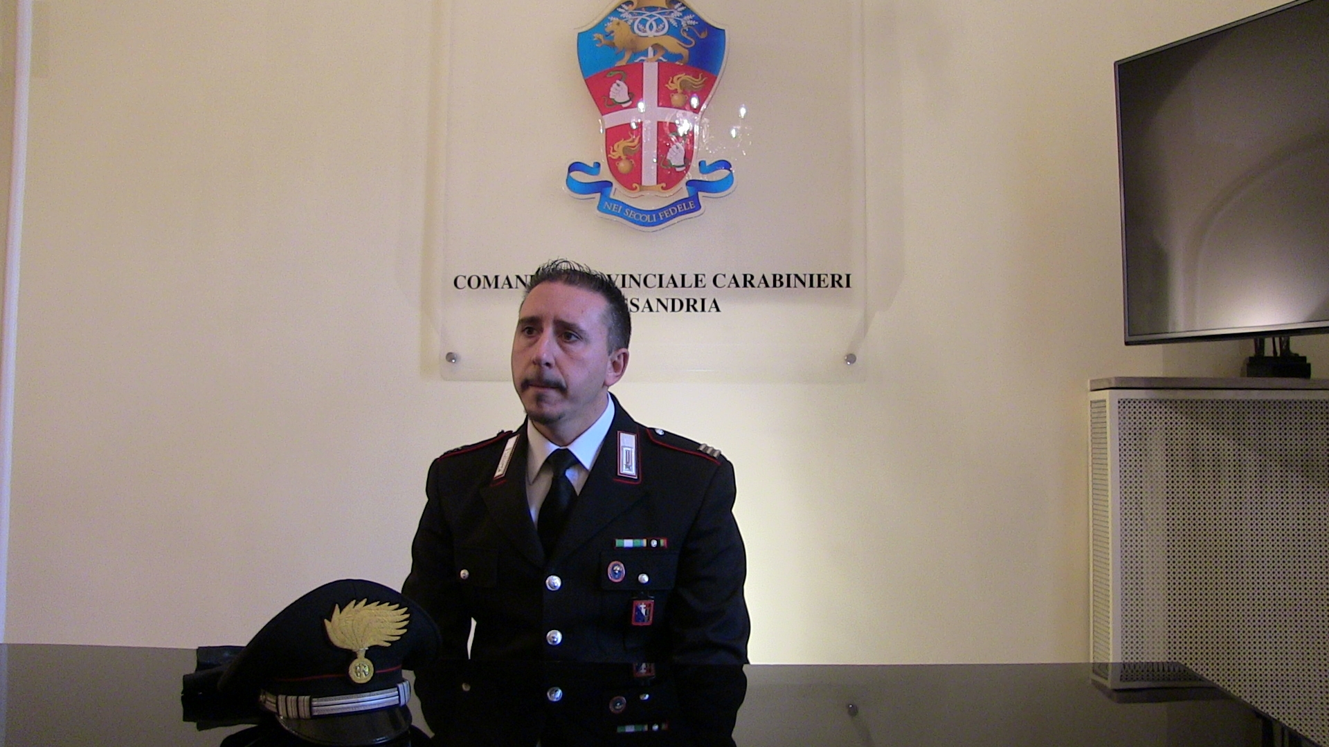 Afferra la caviglia della donna e le salva la vita. L’eroico gesto del Carabiniere Andrea Ghiazza [VIDEO]