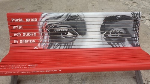 Casale cerca “pittrici” per decorare cinque Panchine Rosse per dire “no” alla violenza sulle donne