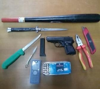 In auto con una pistola a salve, caricatore, cartucce, coltelli e una mazza da baseball