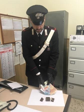 Sorpreso dai Carabinieri con 100 grammi di hashish