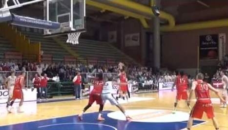 Orsi Derthona rimonta con un super Cosey e batte Legnano in volata