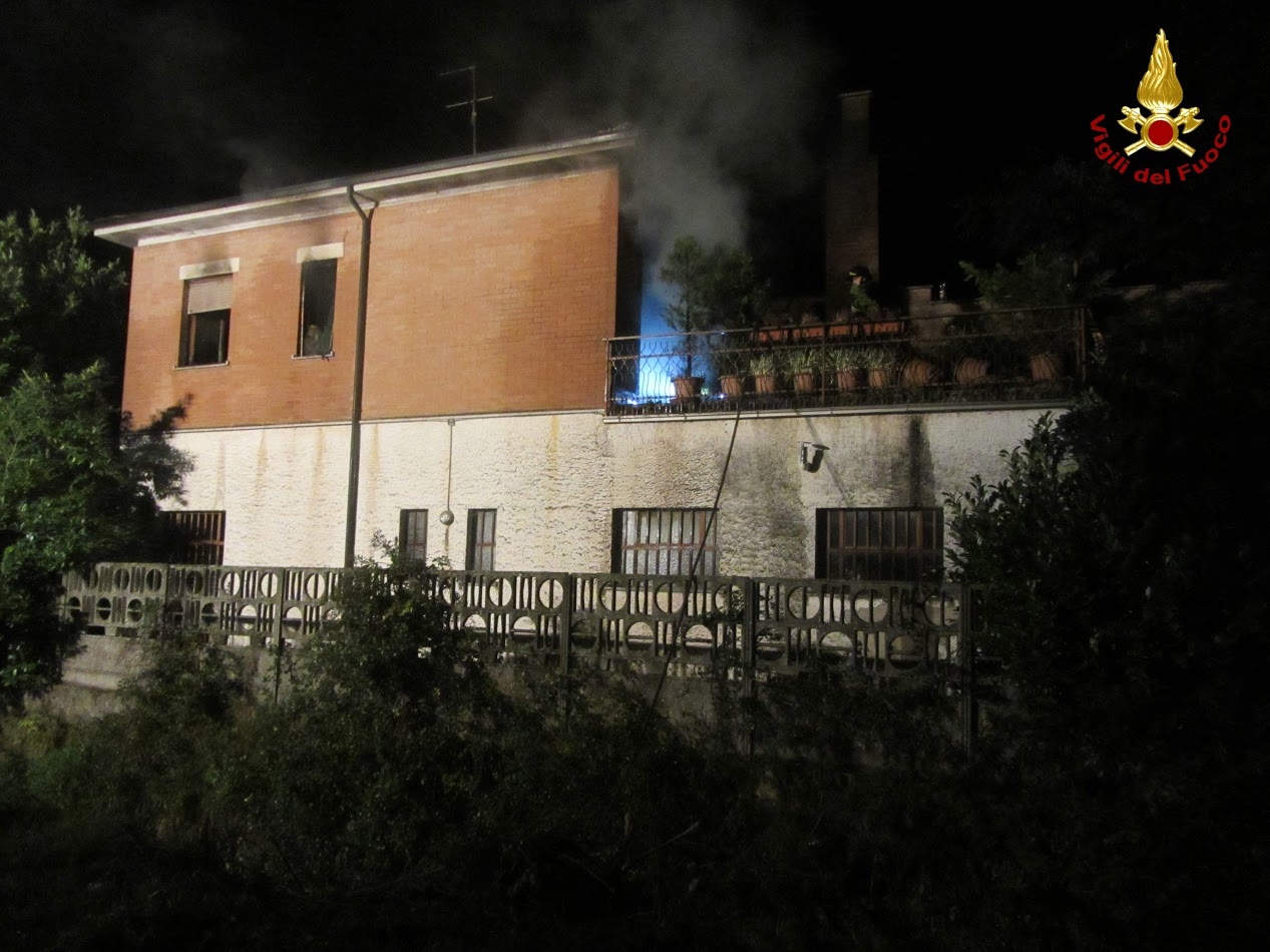 A fuoco una casa a Bosco Marengo: i Vigili del Fuoco salvano una donna e il suo cane