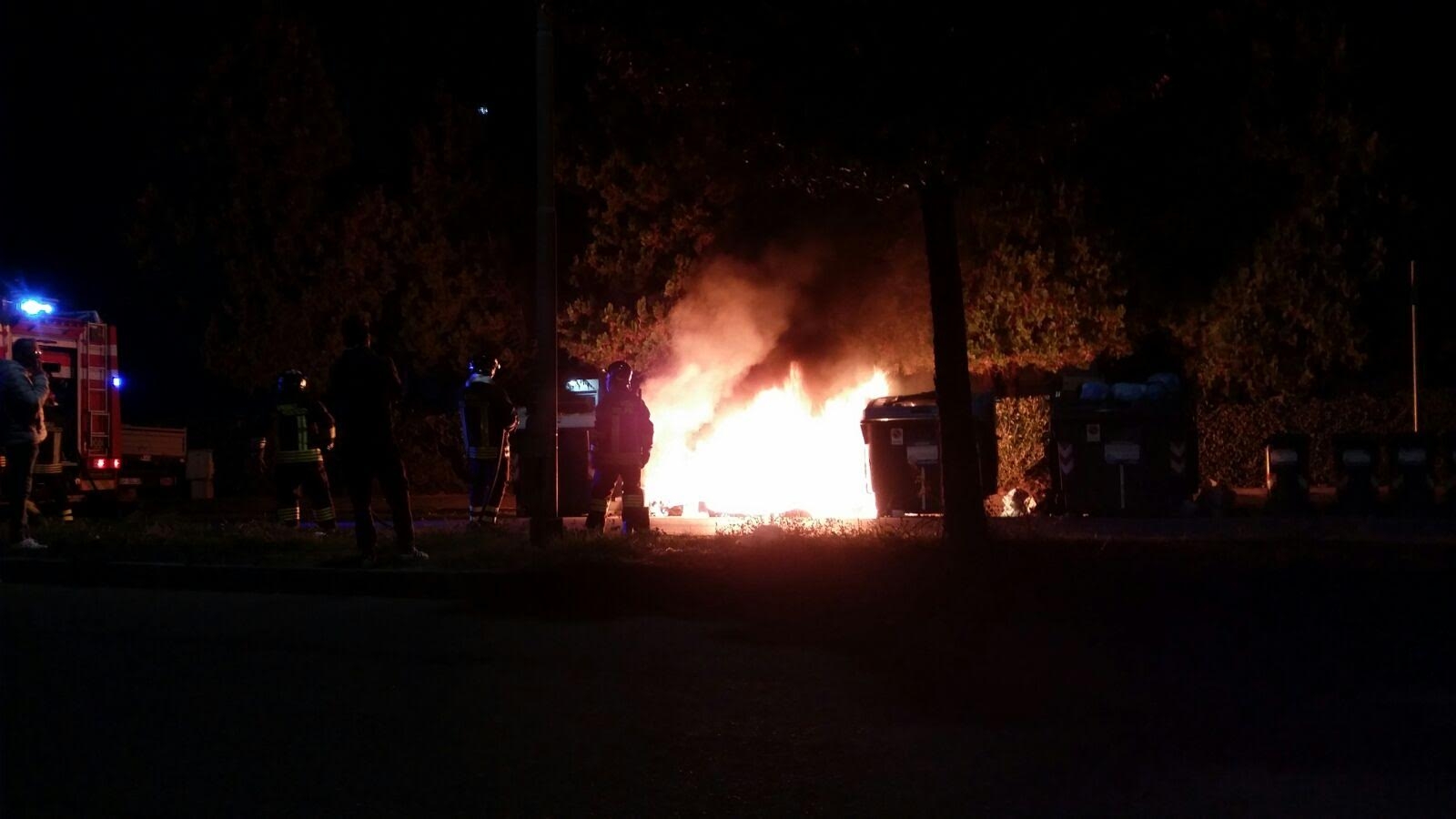 Altri cassonetti a fuoco nella notte. Amag Ambiente chiede aiuto anche ai cittadini