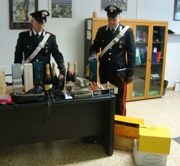 Viveva in un vano ascensore: nel suo rifugio champagne e vini costosi