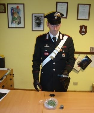Trovato in auto con quasi 30 grammi di marijuana