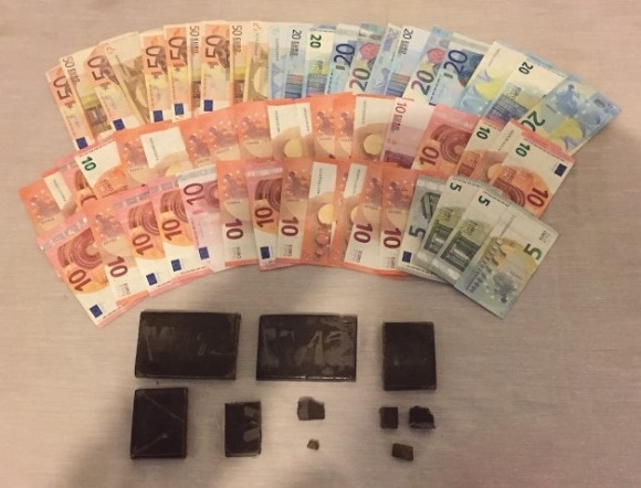 Trovati con più di 300 grammi di hashish e mille euro: in manette due 28enni