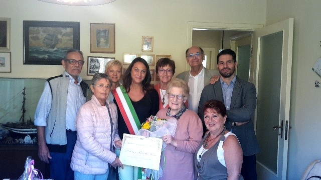 Alla signora Romana la Pergamena della Resistenza contro l’amianto