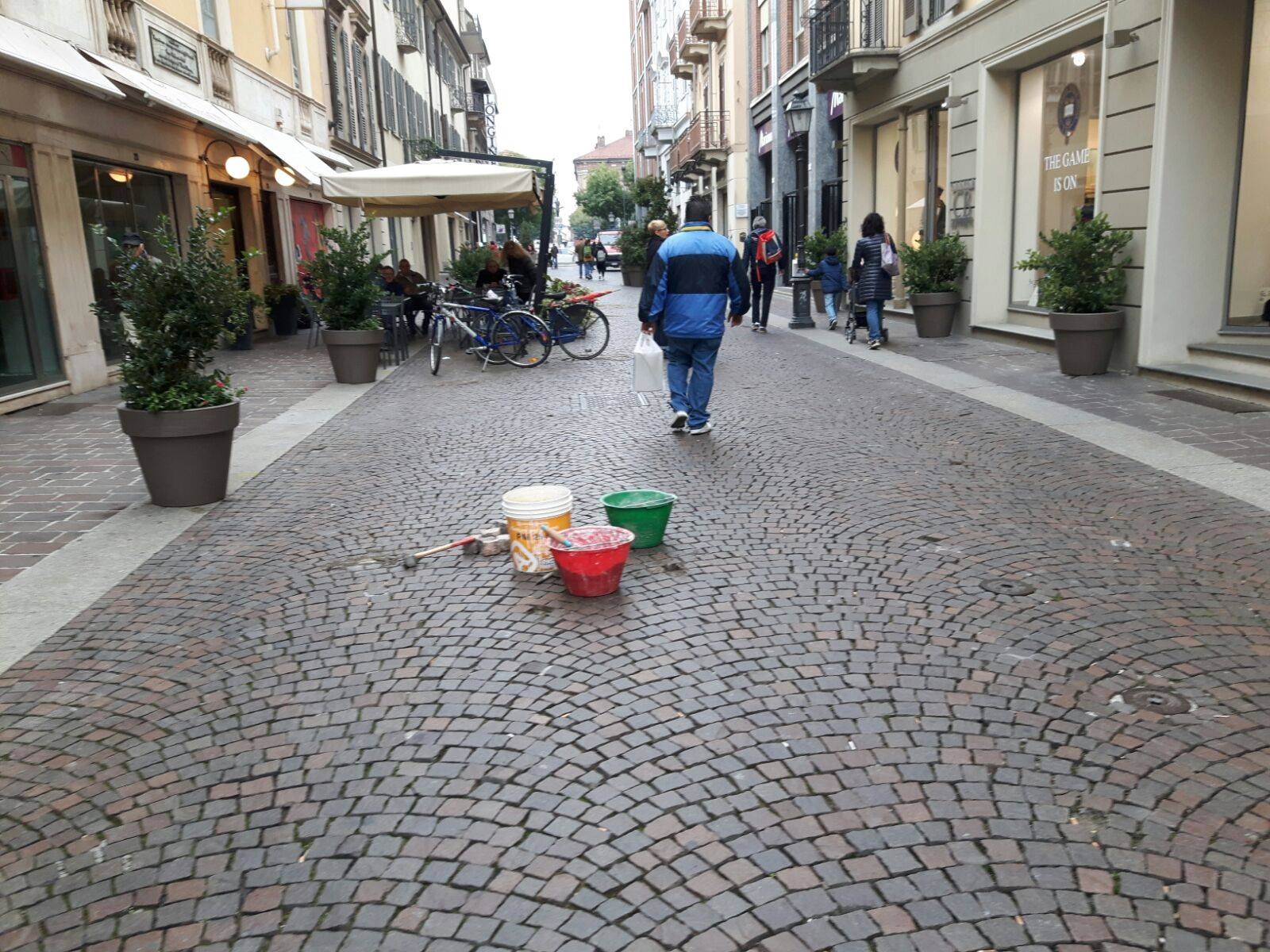 In via dei Martiri troppi buchi e allora intervengono i cittadini