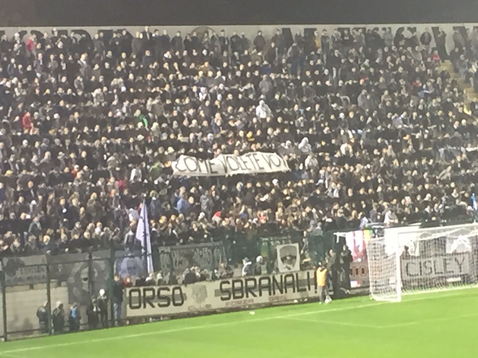 Tifosi grigi in silenzio nei primi 15 minuti per protestare contro l’aumento di 2 euro del settore Parterre