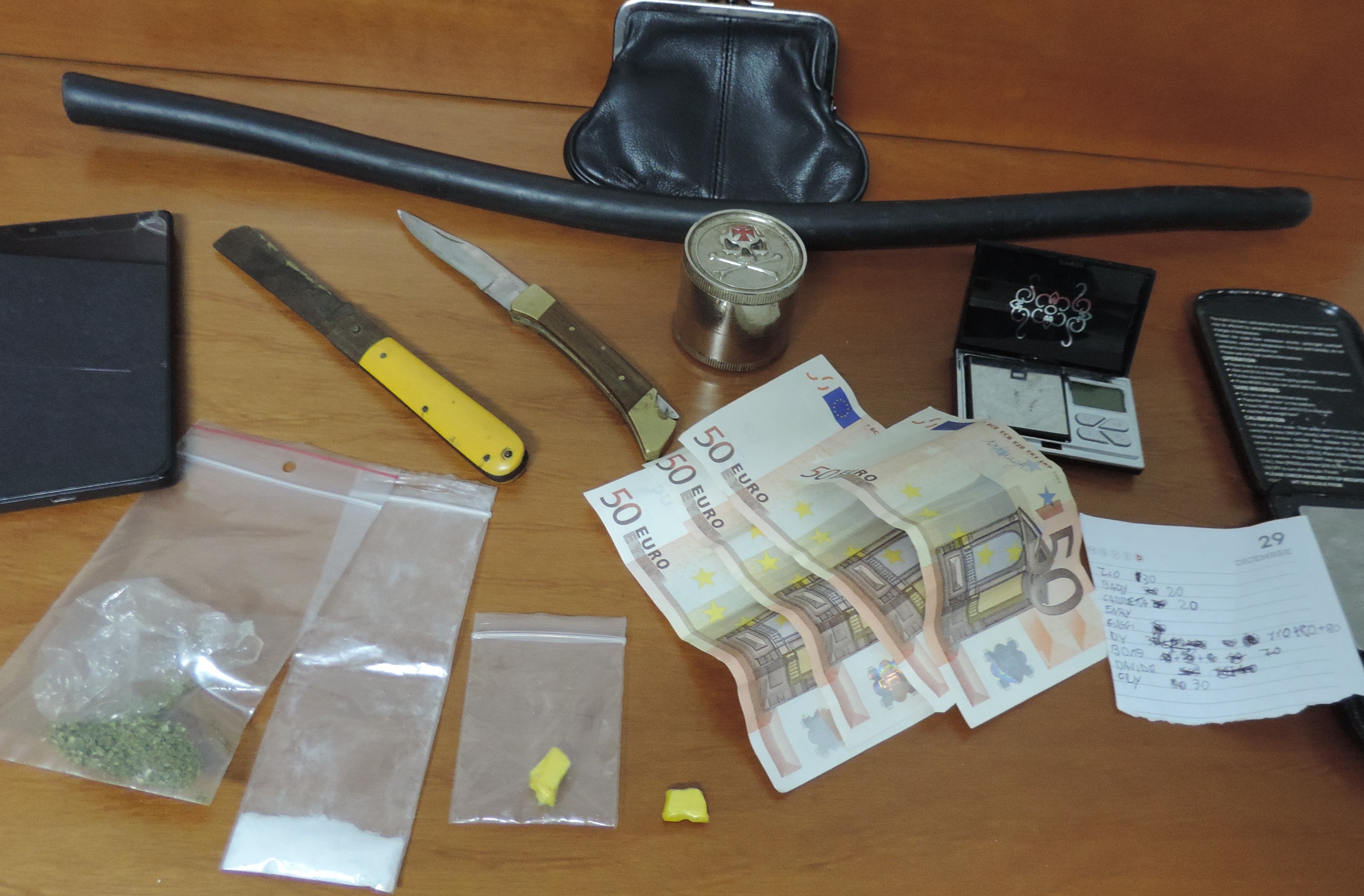 Nascondeva cocaina in un pacchetto di fazzoletti. Scoperto e arrestato dai Carabinieri