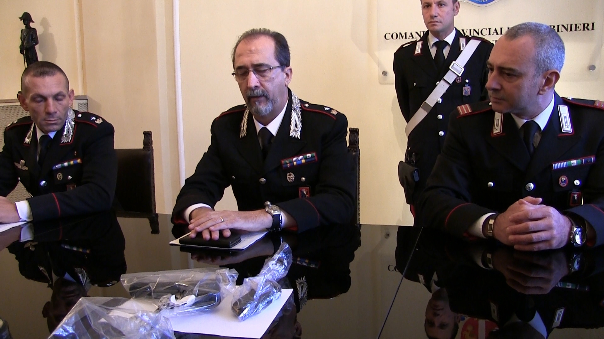 Spara alla vicina di casa e poi si allontana. Rintracciato e bloccato poco dopo dai Carabinieri [VIDEO]