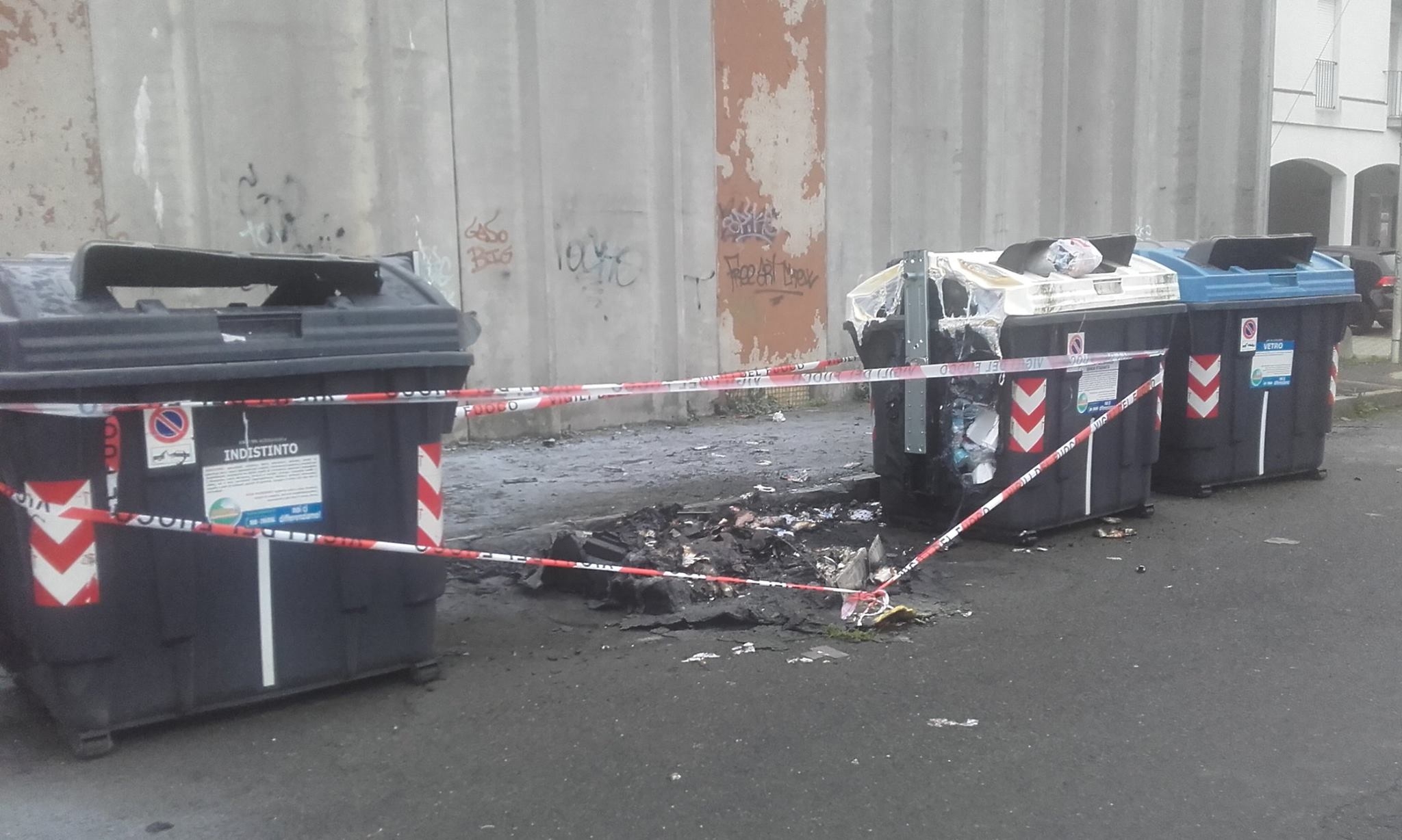 Altri tre cassonetti incendiati: teppisti in azione a Spinetta