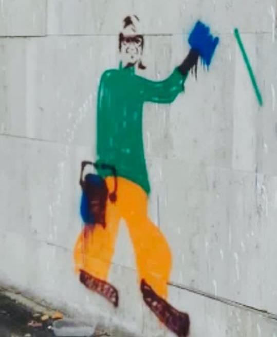 Rita Rossa divertita dalle sue caricature in via Fermi e via Caraglio ma invoca “rispetto per i proprietari dei muri”