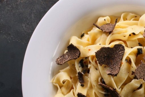 La provincia va dal primo al digestivo: raviolotti, tartufi, frutta e grappa