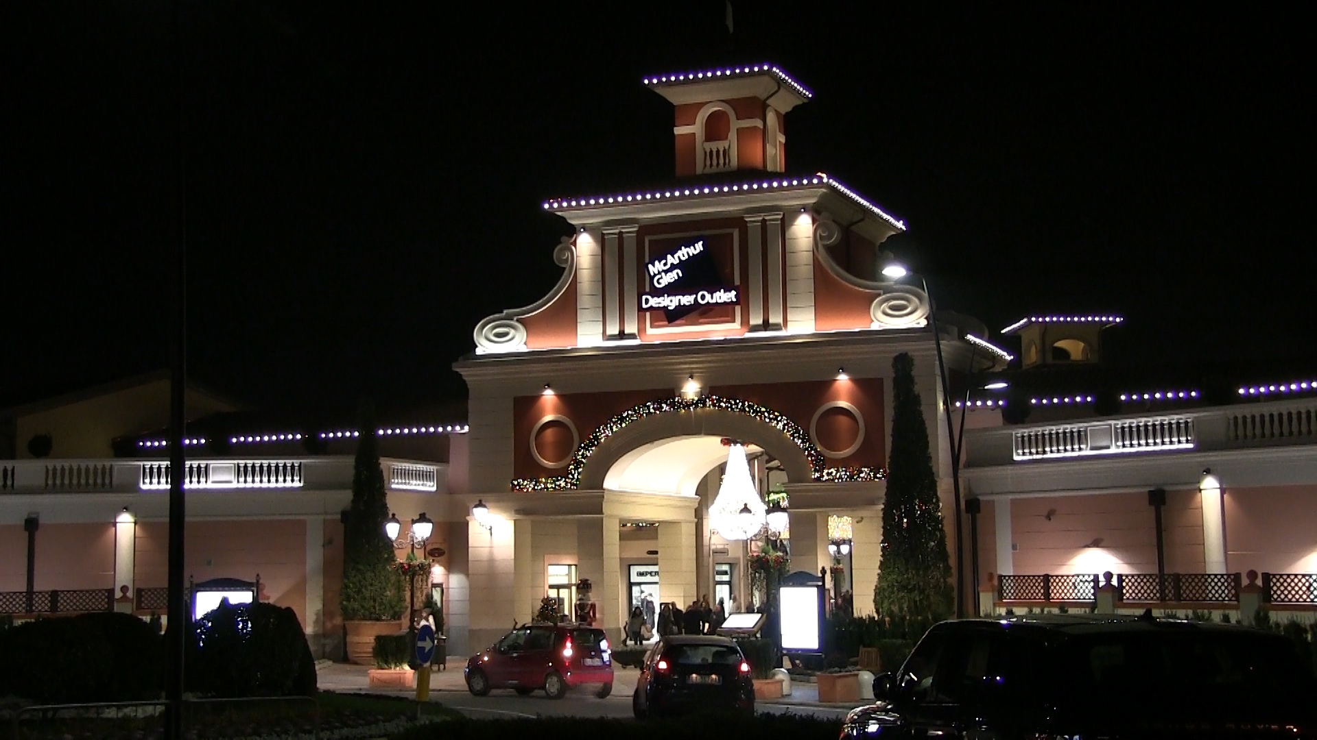 Già partito lo shopping nei nuovi negozi dell’Outlet di Serravalle [VIDEO]