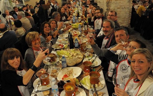 Baci in corte, jazz, racconti e sapori: a Casale il Bagna Cauda Day non si limita alla tavola