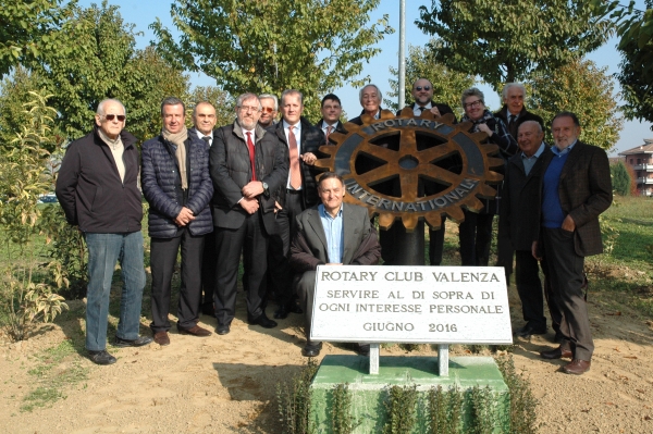 La rotonda di Valenza sempre curata grazie al Rotary