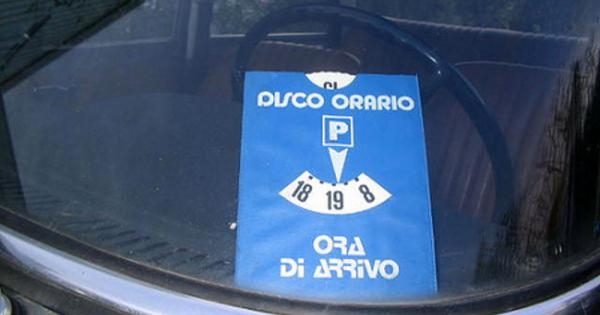 I parcheggi a pagamento di via Moriondo ad Acqui sostituiti con disco orario