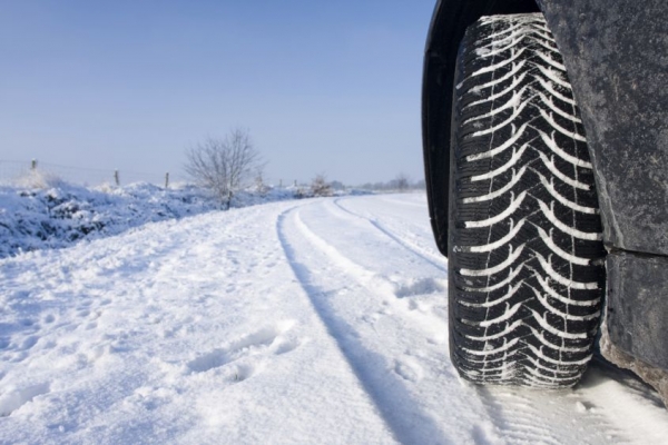 Da domani attrezzature invernali obbligatorie per chi guida. Ecco perché conviene non sgarrare